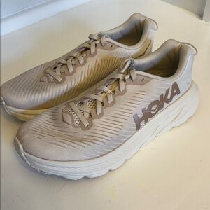 Hoka Rincon 3 Cream color women’s size 7.5 in good condition.